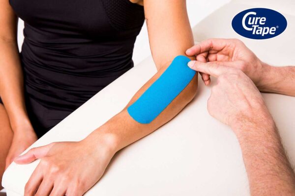 Kineziológiai tapasz karra helyezve – CureTape Sports bemutató