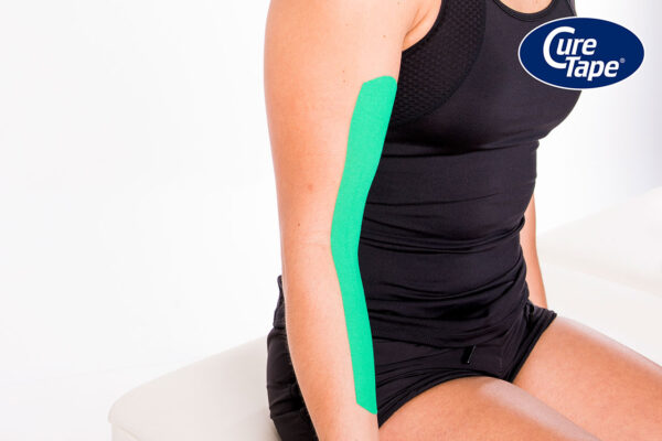 CureTape Sports kineziológiai tapasz karra – felhelyezés oldalnézetből
