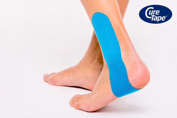 Kineziológiai tapasz lábra helyezve – CureTape Sports alkalmazása oldalnézetből
