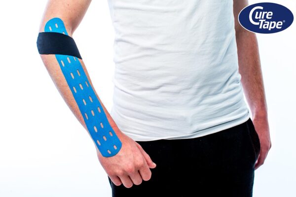 Lyukacsos kineziológiai tapasz karra – fascia kezelés CureTape Punch tapasszal