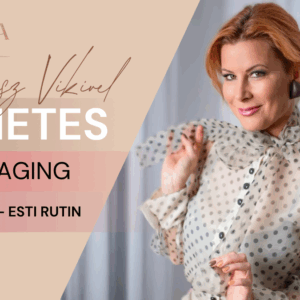 Nő arcjóga közben, reggeli és esti arcfrissítő, bőrfeszesítő mozdulatokat végez a tükör előtt. Természetes anti-aging rutin otthon.