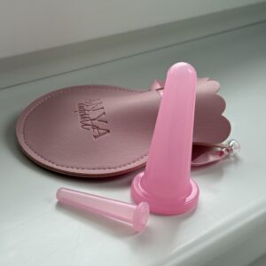 Anya Kedvéért rózsaszín facial cupping szett: két méretű szilikon köpölycsésze és elegáns védőtartó ablakpárkányon