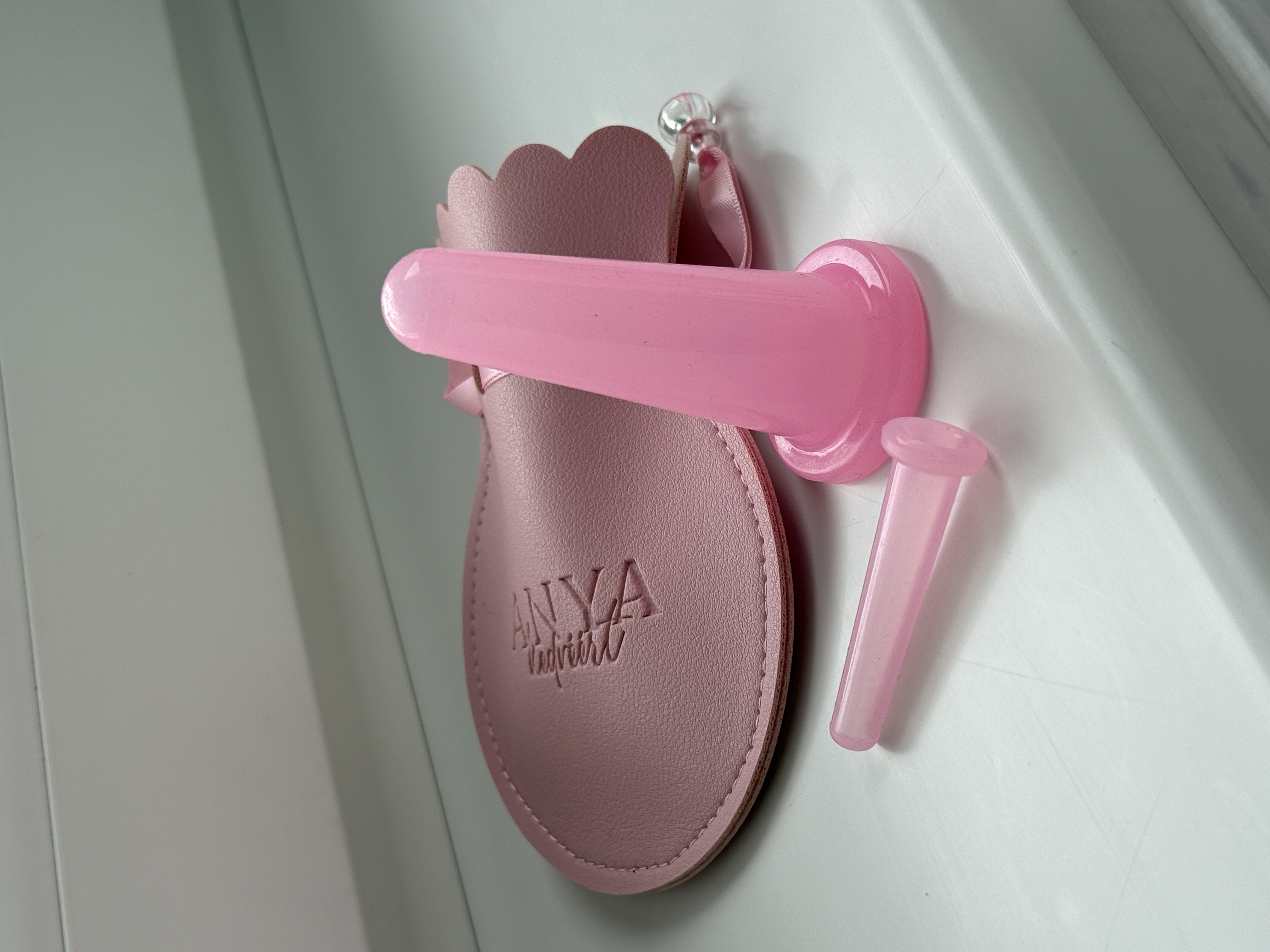 Anya Kedvéért rózsaszín facial cupping szett: két méretű szilikon köpölycsésze és elegáns védőtartó ablakpárkányon